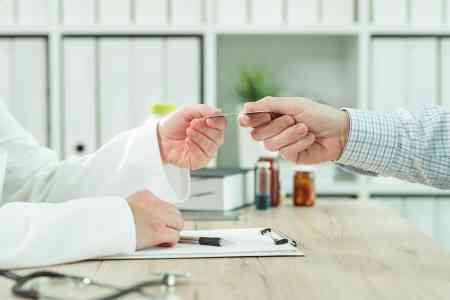 Foto: Arzt nimmt die E-Card an