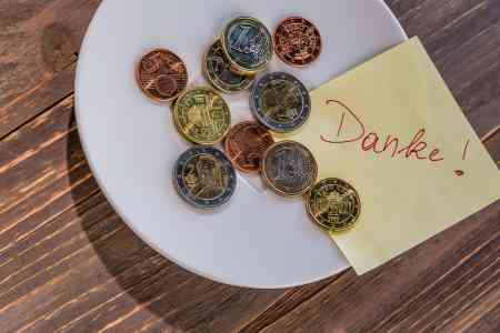 Foto: Teller mit Münzen